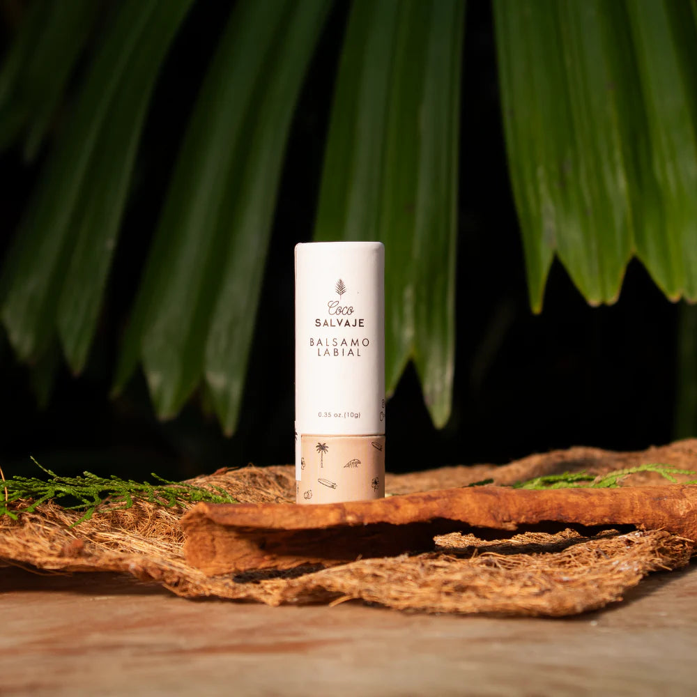 Bálsamo labial natural Coco Salvaje. Hidratación profunda, aroma suave y labios protegidos todo el día.