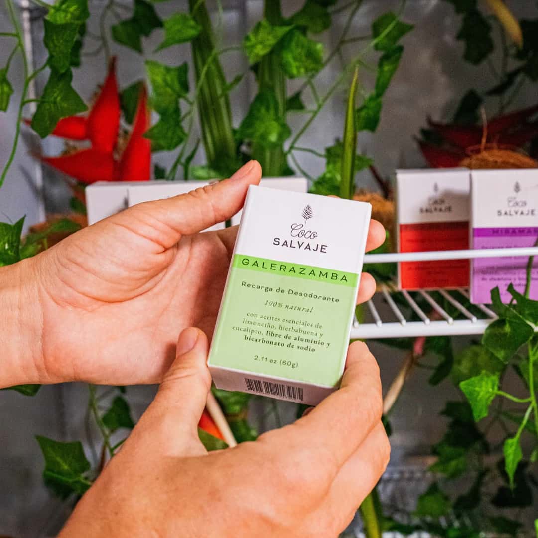 Fusión cítrica y herbal inspirada en el Caribe. Desodorante sólido para una protección fresca y prolongada.