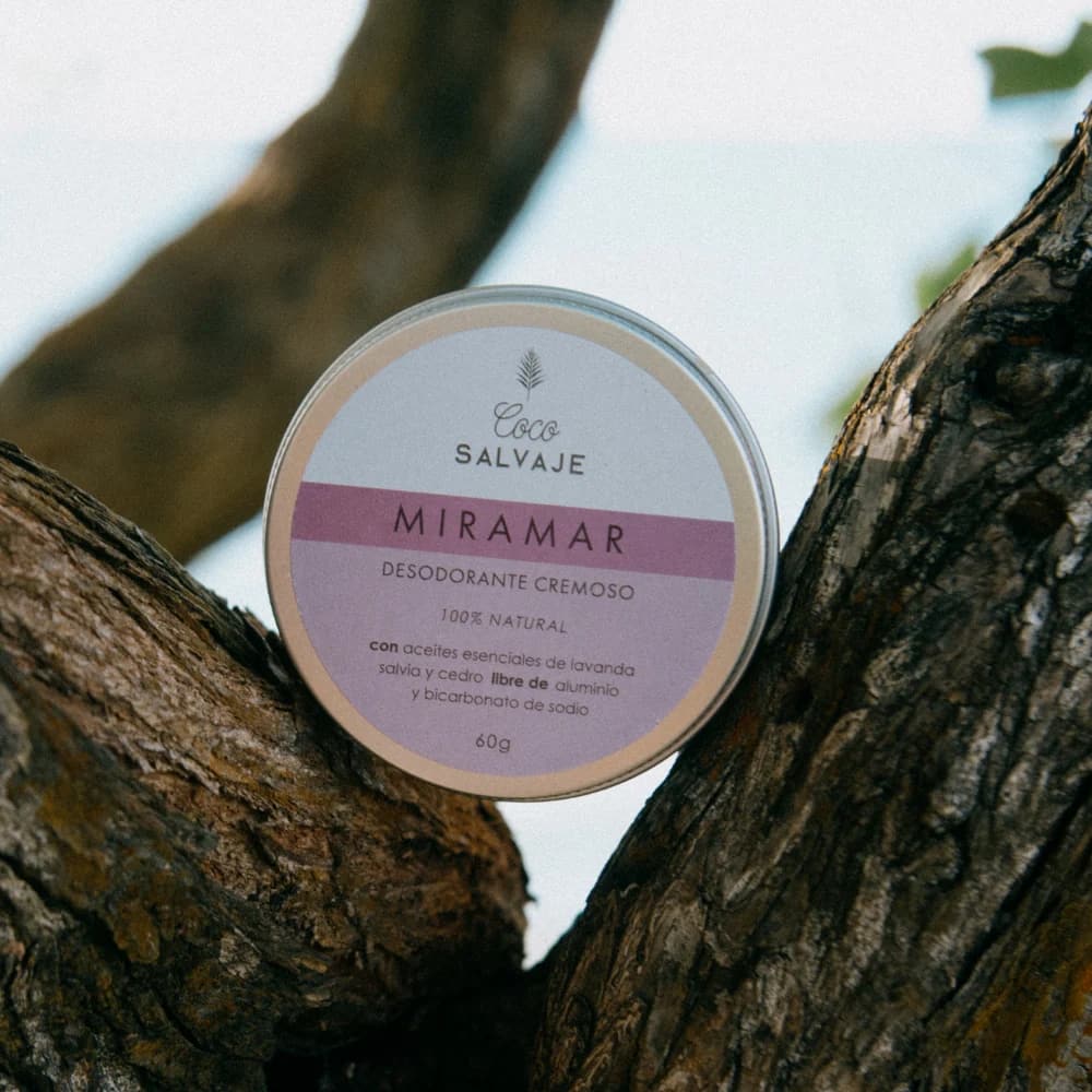 Aroma floral ligero y elegante. Desodorante que acompaña tu día con frescura.