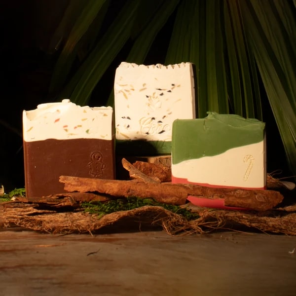 Jabón artesanal Muñeco de Jengibre, saponificado en frío. Aroma cálido y especiado que transforma tu rutina en un momento reconfortante.