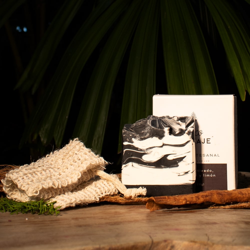 Kit Empieza lo Bueno: desodorante natural, jabón artesanal y bolsita exfoliante de sisal de Coco Salvaje.