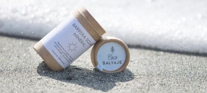 Barrera solar mineral en la playa