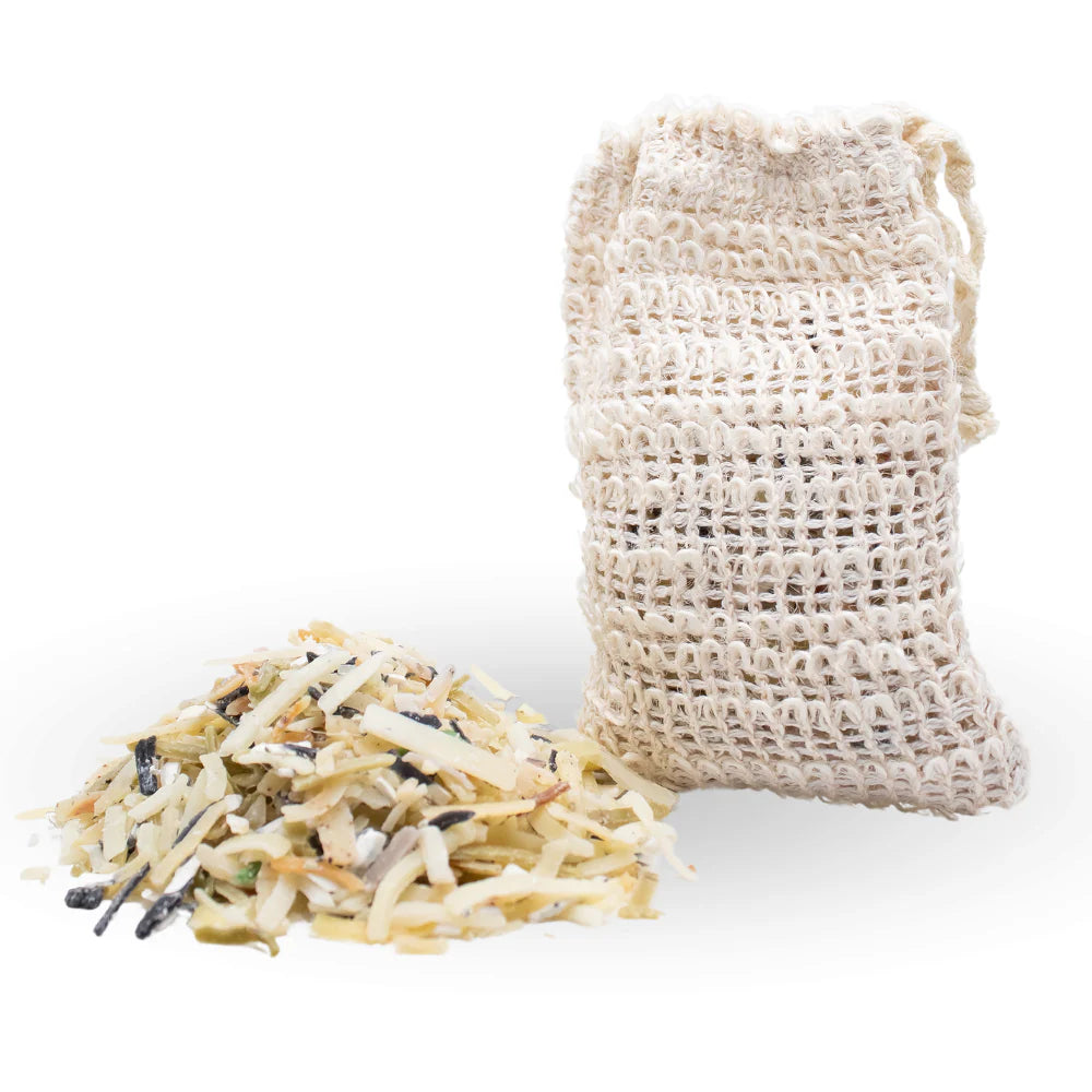 Bolsa de sisal exfoliante con trocitos de jabón. Limpia, masajea y da nueva vida a cada pedacito.