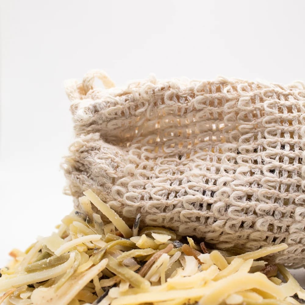 Bolsa de sisal exfoliante con trocitos de jabón. Limpia, masajea y da nueva vida a cada pedacito.