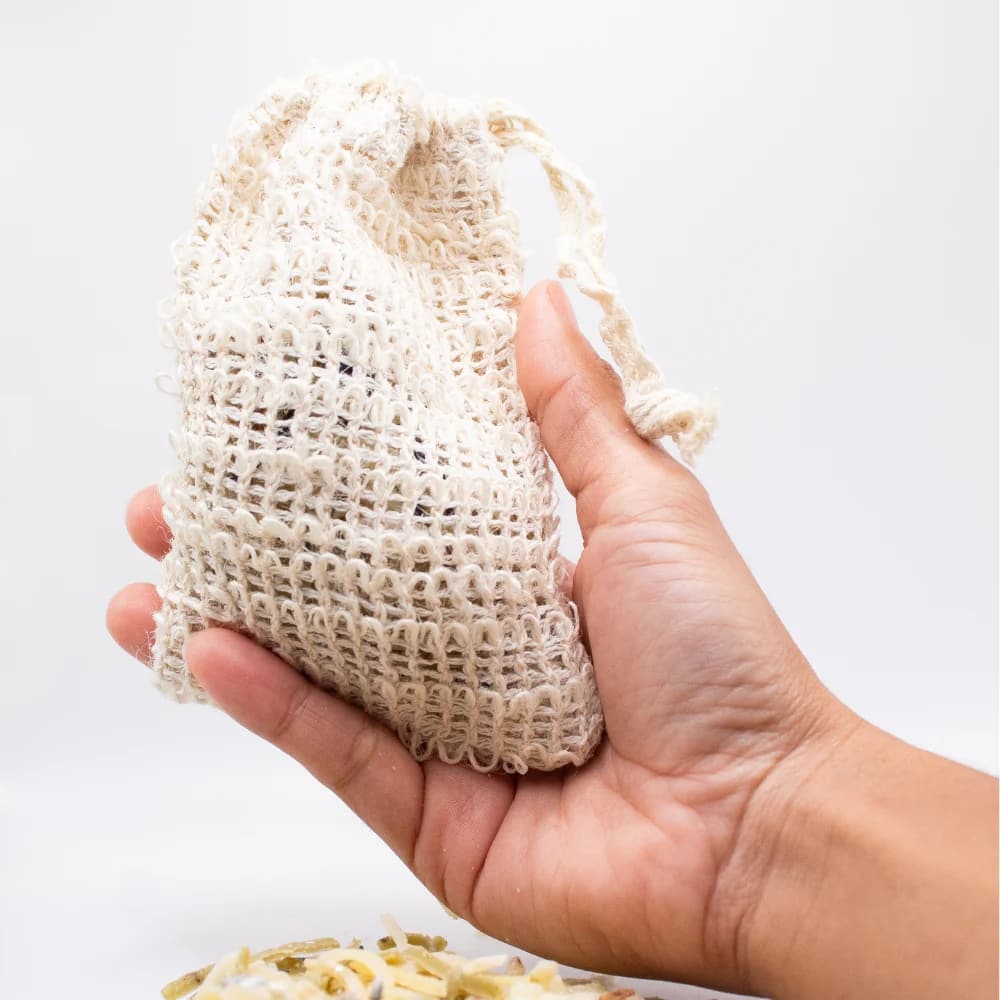 Bolsa de sisal exfoliante con trocitos de jabón. Limpia, masajea y da nueva vida a cada pedacito.