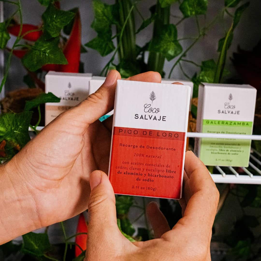 Aroma amaderado con notas profundas y frescas. Protección efectiva y natural todo el día.