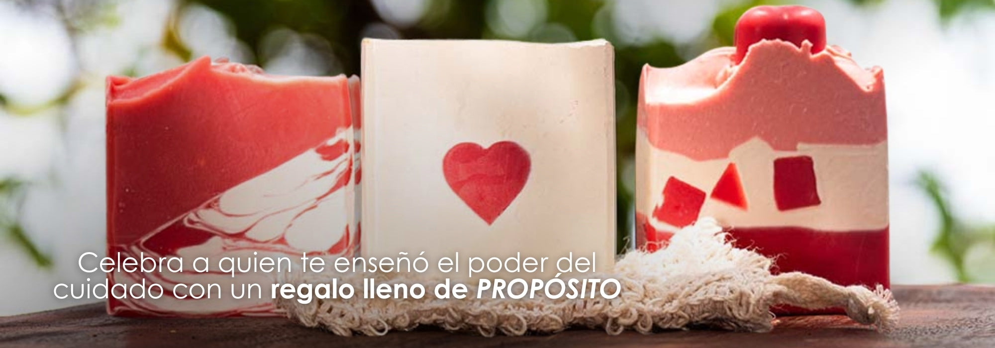 Edición especial de jabones inspirados en mamá. Aromas únicos y amor en cada barra para celebrar su ternura y fuerza.