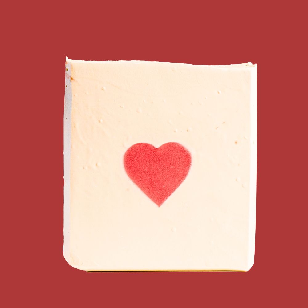 Jabón artesanal Ámate, edición especial para mamá. Un recordatorio diario de amor propio con ingredientes naturales y aroma delicado.