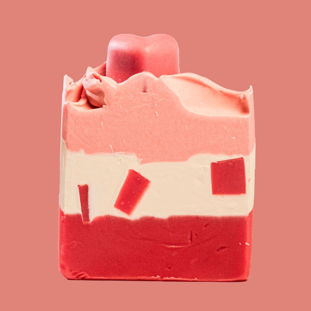 Jabón artesanal Amor Puro, una edición especial que celebra el amor más sincero con una fórmula suave, natural y llena de cariño.

