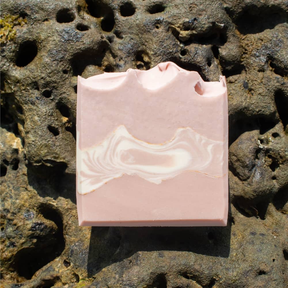 Jabón artesanal Cuarzo Rosado de COCO SALVAJE edición especial Día de las Madres, inspirado en piedras naturales y diseñado como un regalo elegante y especial.