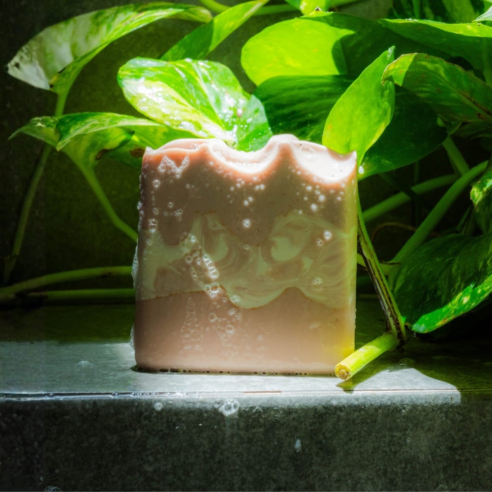 Jabón artesanal Cuarzo Rosado de COCO SALVAJE  edición especial Día de las Madres, inspirado en piedras naturales y diseñado como un regalo especial.