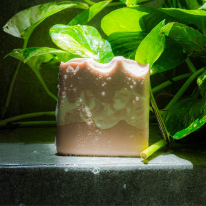 Jabón artesanal Cuarzo Rosado de COCO SALVAJE  edición especial Día de las Madres, inspirado en piedras naturales y diseñado como un regalo especial.