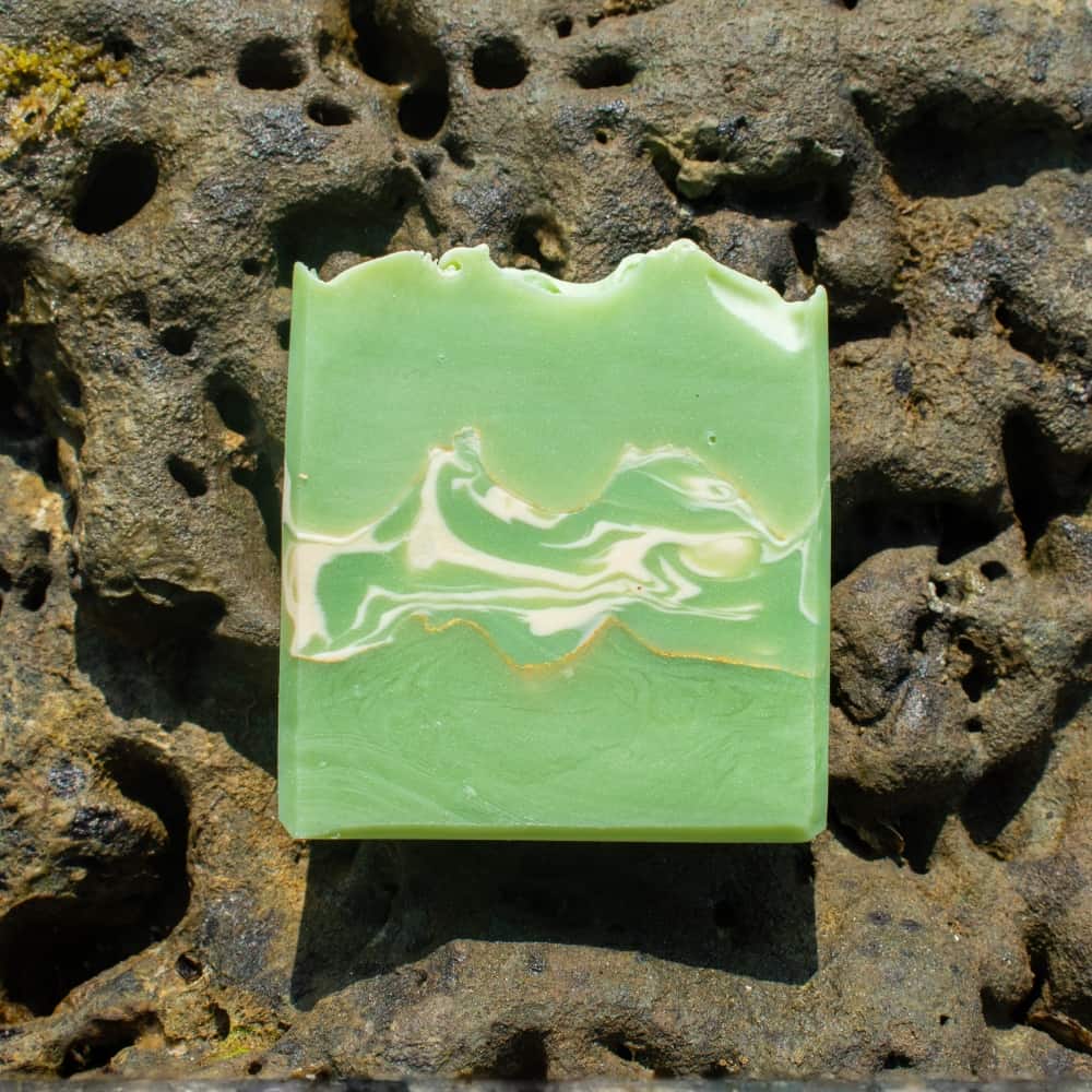 Jabón artesanal Esmeralda de COCOSALVAJE edición especial Día de las Madres, con diseño inspirado en esmeraldas y elaborado para un regalo único y natural.