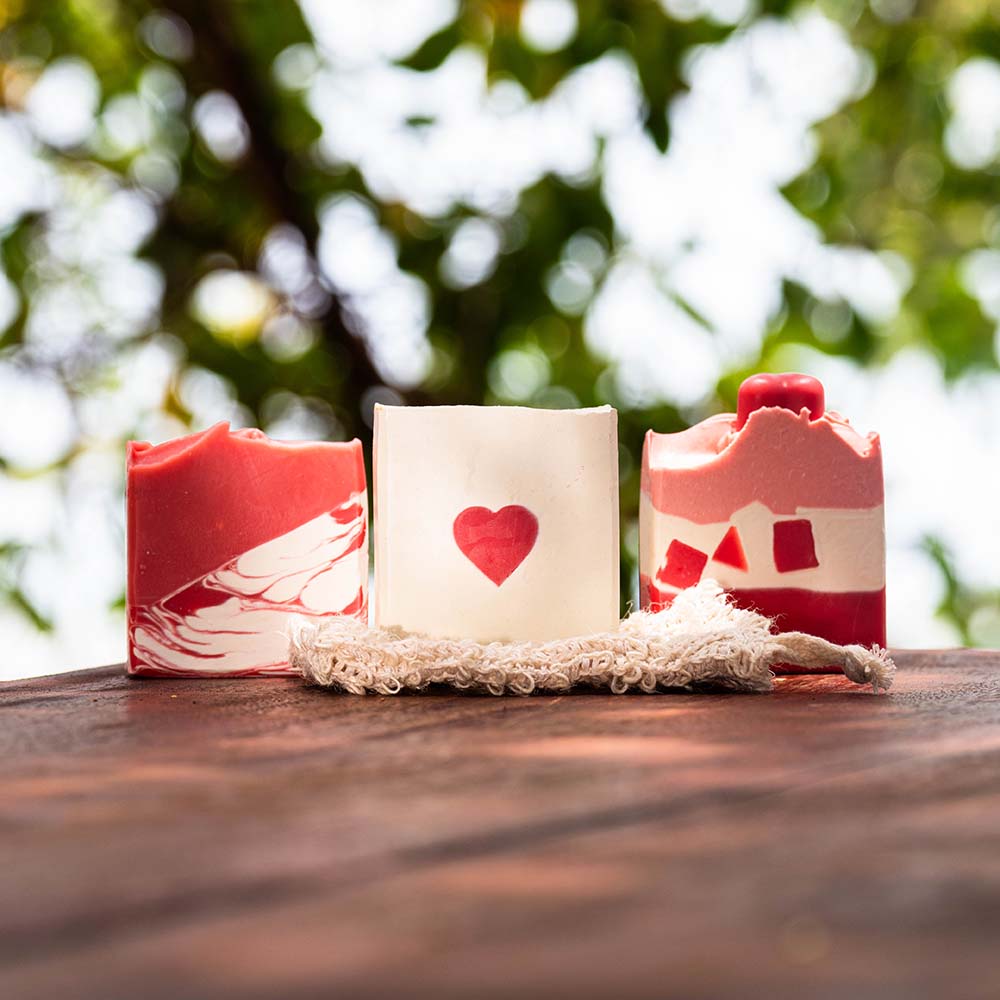 Flores para Mamá: tres jabones edición limitada y bolsita exfoliante de sisal. Un regalo natural que celebra el amor de mamá.