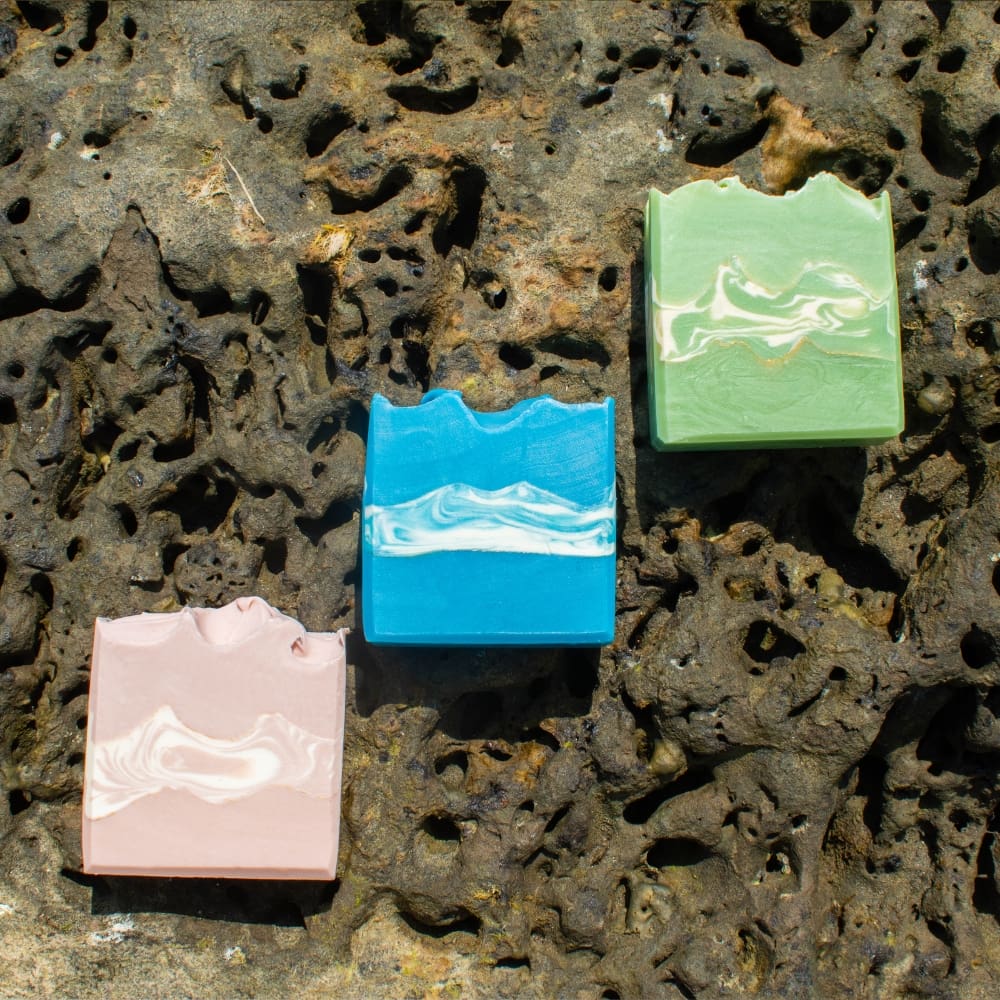Kit Tres Gemas de COCO SALVAJE
 con selección de jabones artesanales inspirados en piedras preciosas, ideal para regalo y cuidado personal natural.