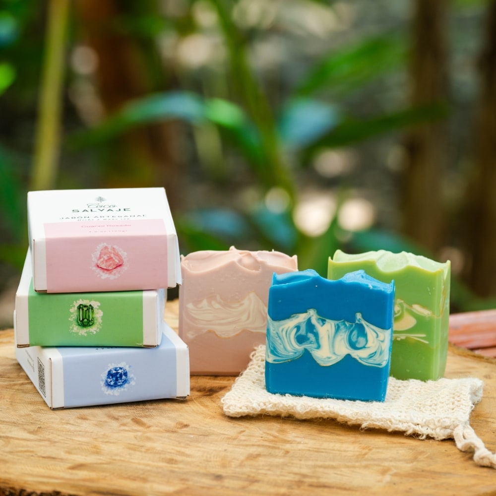 Kit Tres Gemas de COCO SALVAJE
 con selección de jabones artesanales inspirados en piedras preciosas, ideal para regalo y cuidado personal natural.