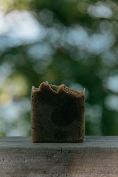 Jabón artesanal vegetal saponificado en frio de café y cacao con olor a naranja dulce